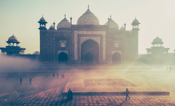 Bild zeigt Taj Mahal Palast in Indien, Nähe der Stadt Agra, erbaut als Zeichen der unendlichen Liebe.
