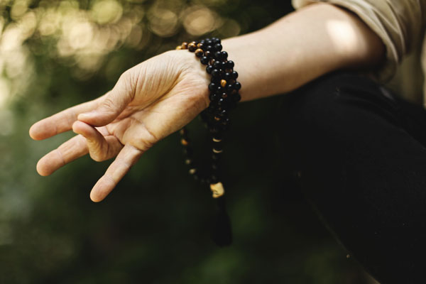 Hände in Meditations Haltung. Meditieren als Methode der Energieheilung